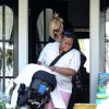 La chanteuse Gwen Stefani est allée rendre visite à son frère qui est devenu papa depuis peu de temps, accompagnée de son propre fils Apollo, à Los Angeles, le 13 avril 2014.