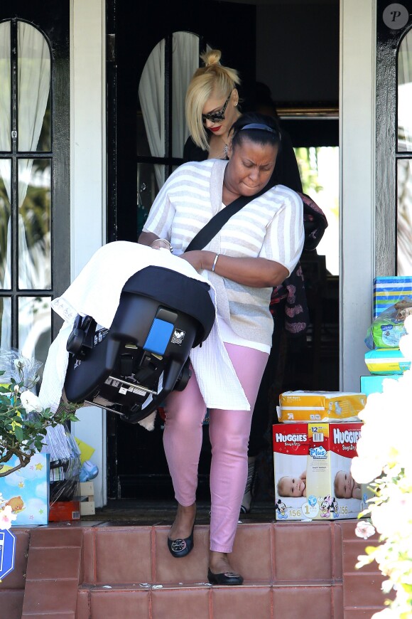 La chanteuse Gwen Stefani est allée rendre visite à son frère qui est devenu papa depuis peu de temps, accompagnée de son propre fils Apollo, à Los Angeles, le 13 avril 2014.