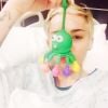 Miley Cyrus, en robe d'hôpital, rassure ses fans avec ce petit selfie. "Mr Octopussy et des docteurs géniaux s'occupent bien de moi", a écrit la chanteuse.