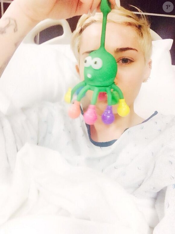 Miley Cyrus, en robe d'hôpital, rassure ses fans avec ce petit selfie. "Mr Octopussy et des docteurs géniaux s'occupent bien de moi", a écrit la chanteuse.