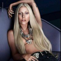 Lady Gaga, topless mais photoshopée pour Versace : Des clichés pas si glamour