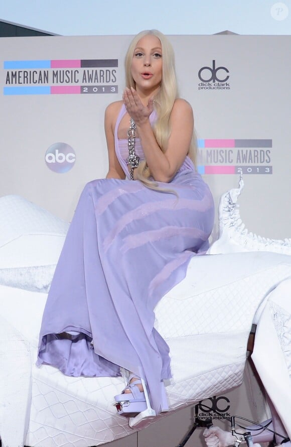 Lady Gaga sur le tapis rouge des 41e American Music Awards au Nokia Theatre, le 24 novembre 2013. 