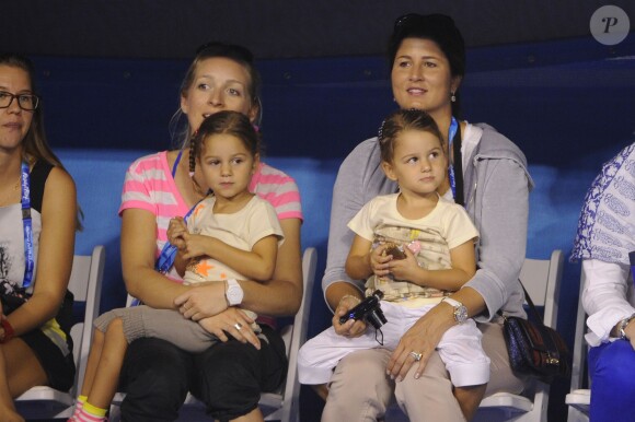 Mirka Federer avec ses jumelles Myla et Charlene lors du jour des enfants de l'Open d'Australie à Melbourne le 12 janvier 2013