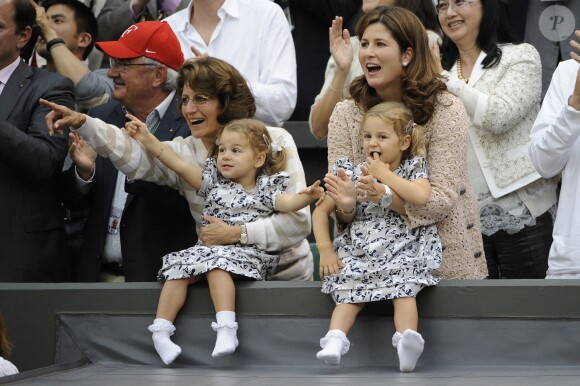 Mirka Federer avec ses jumelles Myla et Charlene à Wimbledon le 8 juillet 2012