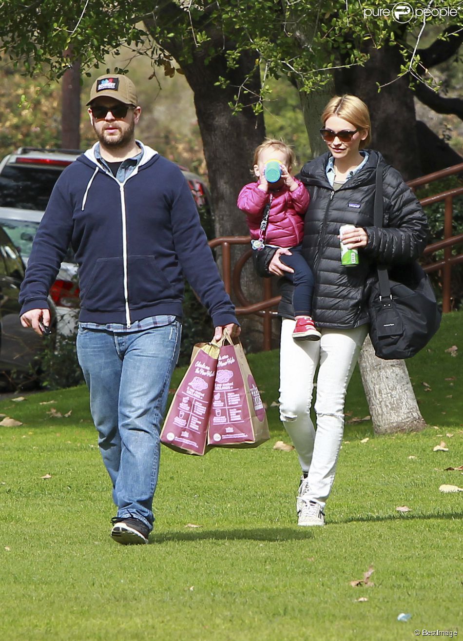 Jack Osbourne avec sa femme Lisa Stelly et leur fille Pearl dans un parc à Los Angeles le 2 février 2014.