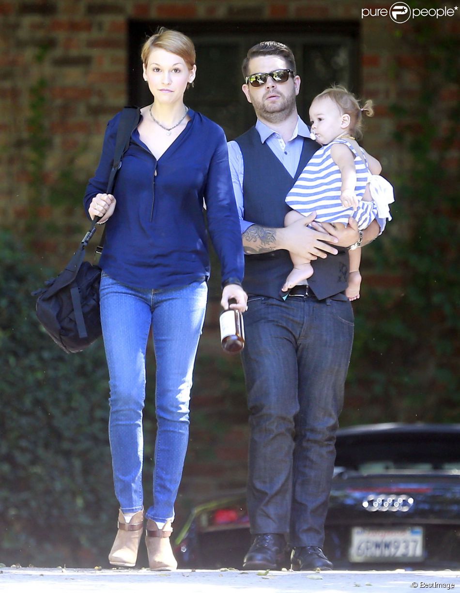 Jack Osbourne et sa femme Lisa Stelly se promènent avec leur fille Pearl à Beverly Hills, le 26 septembre 2013.
