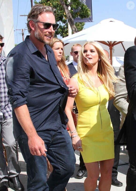Jessica Simpson, très amincie, et son fiancé Eric Johnson arrivent à la soirée de charité annuelle John Varvatos à West Hollywood, le 13 avril 2014.