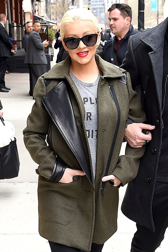 Christina Aguilera (enceinte) dans les rues de New York, le 17 avril 2014.