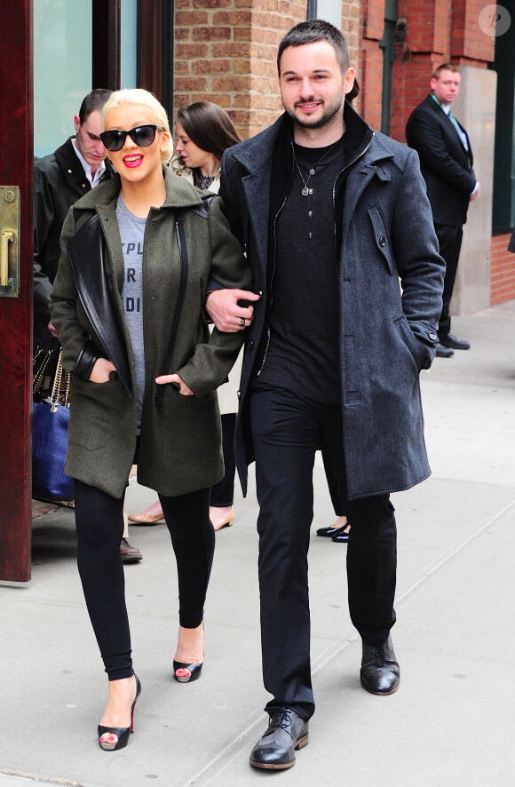 Christina Aguilera (enceinte) et son compagnon Matt Rutler dans les rues de New York, le 17 avril 2014.