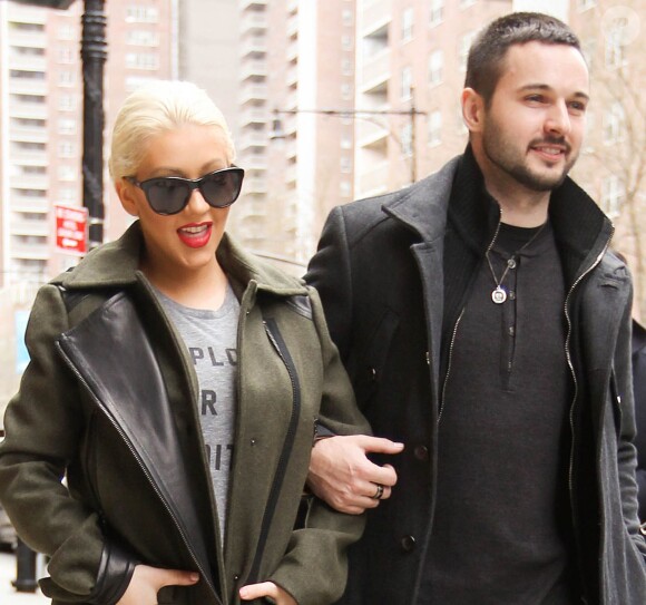 Christina Aguilera (enceinte) et son compagnon Matt Rutler se baladent dans les rues de New York, le 17 avril 2014.