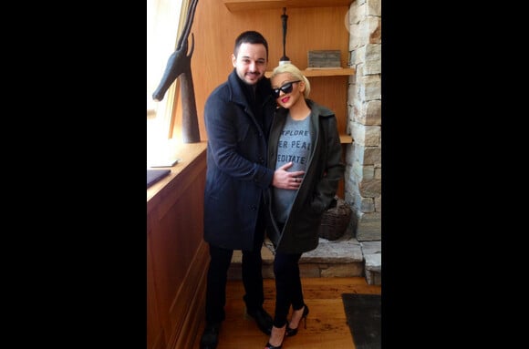 Christina Aguilera (enceinte) a enfin dévoilé son baby bump sur une photo publiée sur Twitter le 17 avril 2014.