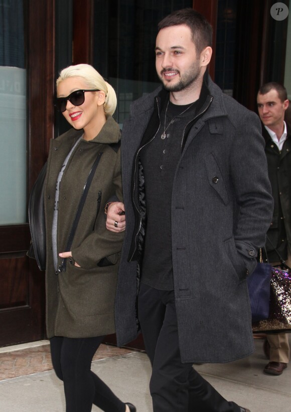Christina Aguilera (enceinte) et son fiancé Matt Rutler se baladent à New York, le 17 avril 2014.