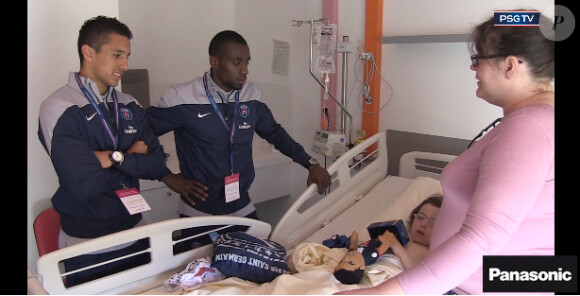 Blaise Matuidi et Marquinhos lors de la visite du PSG à l'hôpital Necker à Paris, le 16 avril 2014