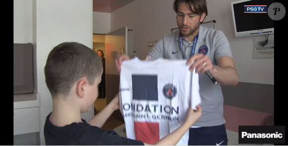 Maxwell lors de la visite du PSG à l'hôpital Necker à Paris, le 16 avril 2014