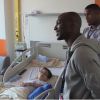 Zoumana Camara et Mike Maignan lors de la visite du PSG à l'hôpital Necker à Paris, le 16 avril 2014