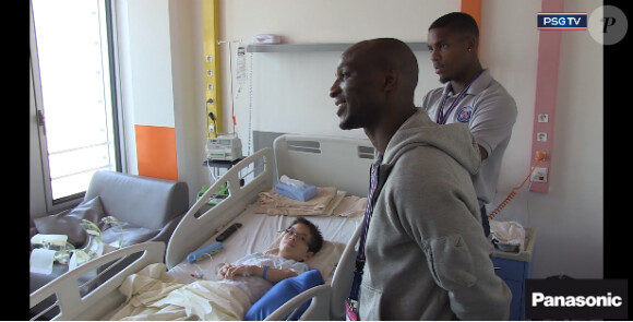 Zoumana Camara et Mike Maignan lors de la visite du PSG à l'hôpital Necker à Paris, le 16 avril 2014