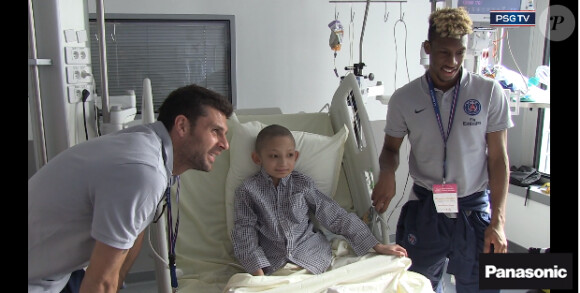 Thiago Motta et Kingsley Coman lors de la visite du PSG à l'hôpital Necker à Paris, le 16 avril 2014
