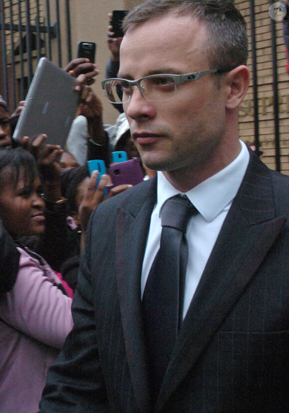 Oscar Pistorius quitte la Haute Cour de Gauteng Nord à Pretoria le 17 avril 2014, avant de revenir le 5 mari prochain suite à une suspension d'audience décidée par la juge Thokozile Masipa
