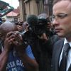 Oscar Pistorius quitte la Haute Cour de Gauteng Nord à Pretoria le 17 avril 2014, avant de revenir le 5 mari prochain suite à une suspension d'audience décidée par la juge Thokozile Masipa