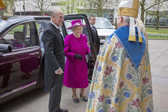 La reine Elizabeth II et son époux le duc d'Edimbourg accueillis le 17 avril 2014 à la cathédrale de Blackburn, dans le Lancashire, pour le Jeudi saint.