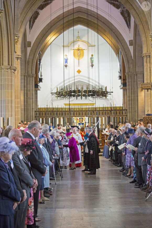 La reine Elizabeth II, accompagnée de son époux le duc d'Edimbourg, était le 17 avril 2014 à Blackburn, dans le Lancashire, pour le Jeudi saint.