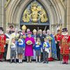 Photo de groupe après la messe, pour le couple royal... La reine Elizabeth II, accompagnée par son époux le duc d'Edimbourg, était le 17 avril 2014 à Blackburn, dans le Lancashire, pour le Jeudi saint.
