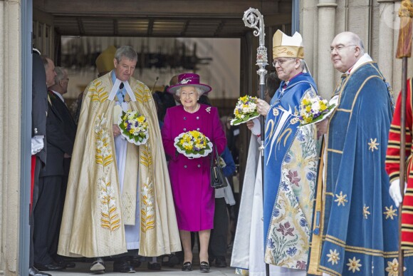 La reine Elizabeth II quittant le 17 avril 2014 la cathédrale de Blackburn, dans le Lancashire, après la messe du Jeudi saint.
