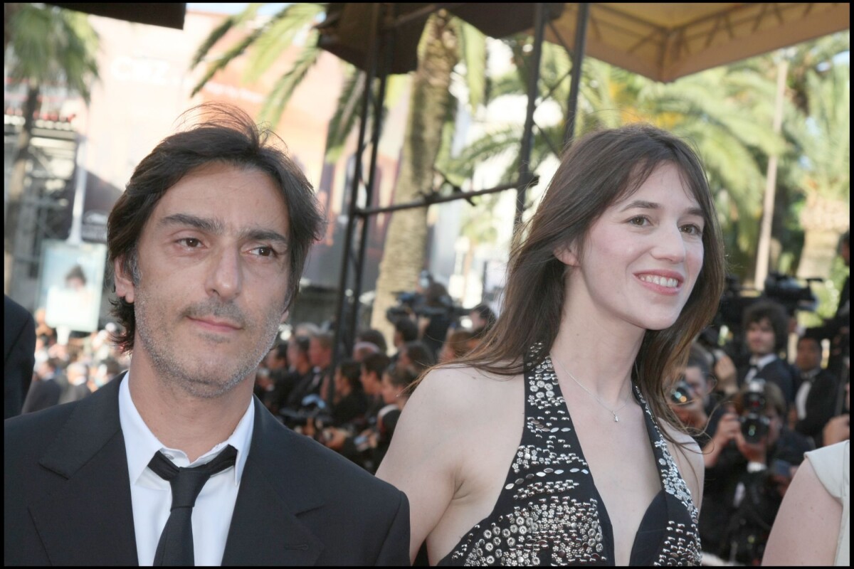 Photo Charlotte Gainsbourg et Yvan Attal, amoureux, à Cannes en mai 2009. Purepeople