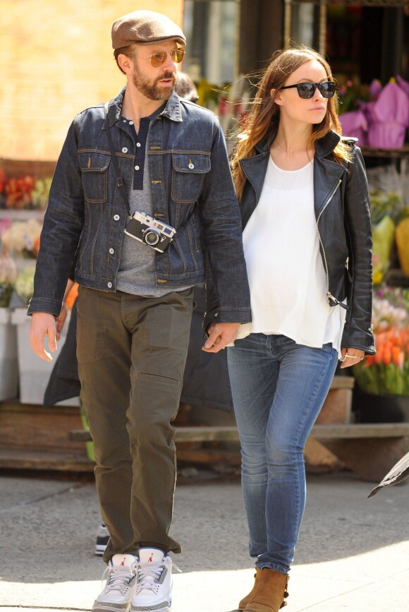 Olivia Wilde, enceinte, se balade avec Jason Sudeikis, main dans la main, dans les rues de New York, le 19 avril 2014