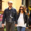 Olivia Wilde, enceinte, se balade avec son fiancé Jason Sudeikis, main dans la main, dans les rues de New York, le 19 avril 2014