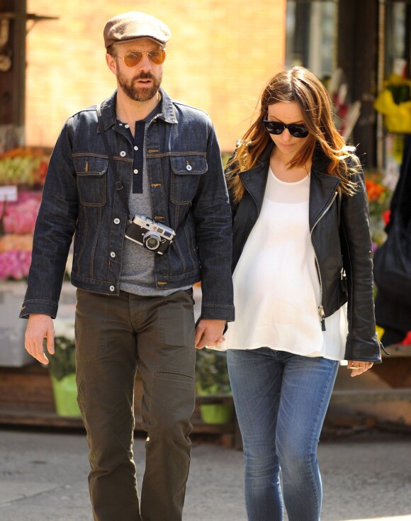 Olivia Wilde, enceinte, se balade avec son fiancé Jason Sudeikis, main dans la main, dans les rues de New York, le 19 avril 2014