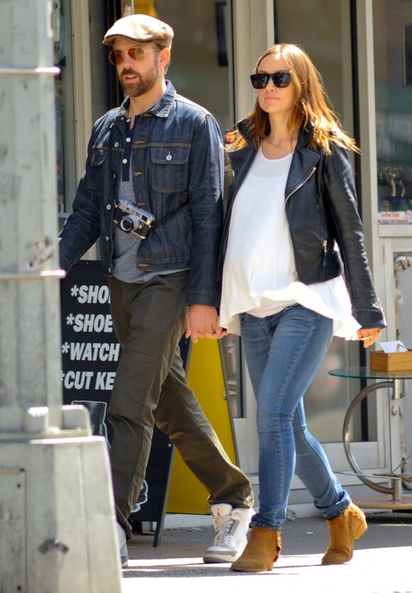 Olivia Wilde, enceinte, se balade avec son fiancé Jason Sudeikis dans les rues de New York, le 19 avril 2014