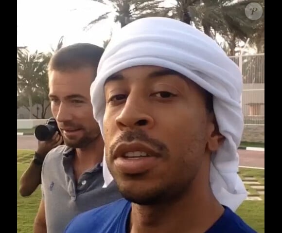 Ludacris à Abu Dhabi le 19 avril 2014, avec derrière lui Caleb Walker.