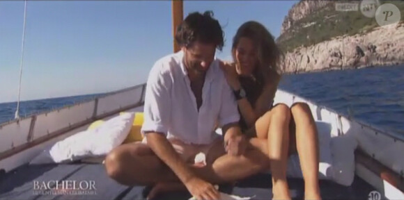 Alix, sur un bateau avec Paul à Capri (Bachelor, le gentleman célibataire - épisode 9 diffusé le lundi 21 avril 2014 sur NT1.)