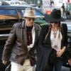 Johnny Depp et sa fiancée Amber Heard, stylés, arrivent à leur hôtel à New York, le 21 avril 2014.
