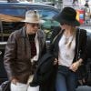 Johnny Depp et sa fiancée Amber Heard, complices et discrets, arrivent à leur hôtel à New York, le 21 avril 2014.
