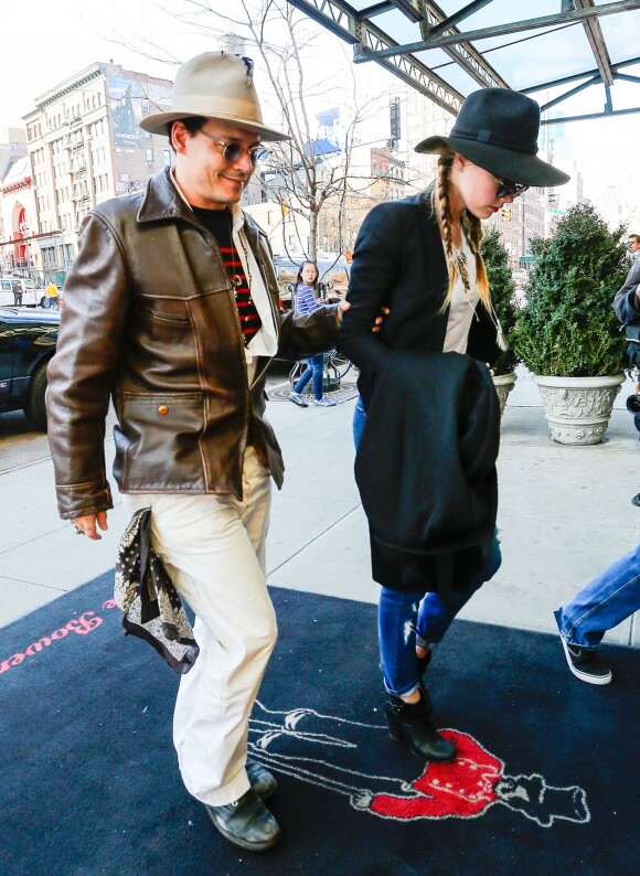 Johnny Depp et sa fiancée Amber Heard à leur hôtel à New York, le 21 avril 2014.