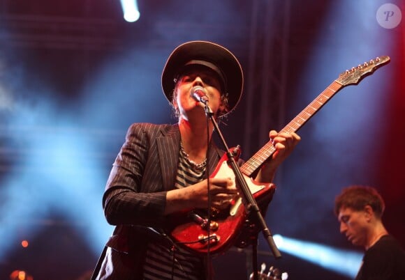 Pete Doherty en concert avec son groupe Babyshambles lors du Festival Soirs d'été sur la place de la République à Paris, le 8 Juillet 2013.