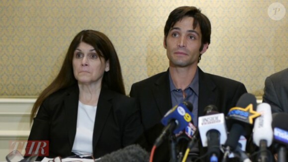 Michael Egan et sa mère Bonnie pendant une conférence de presse à Beverly Hills, le 21 avril 2014.