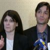Michael Egan et sa mère en conférence de presse à Beverly Hills, le 21 avril 2014.