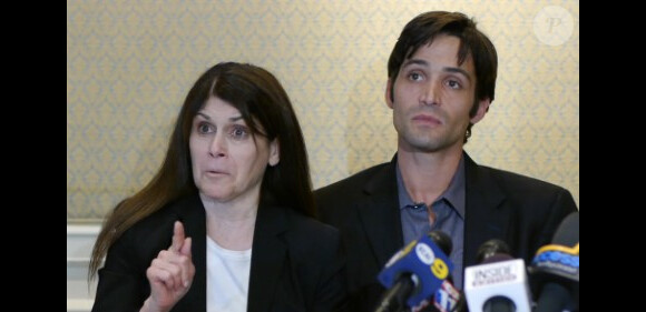 Michael Egan et sa mère en conférence de presse à Beverly Hills, le 21 avril 2014.