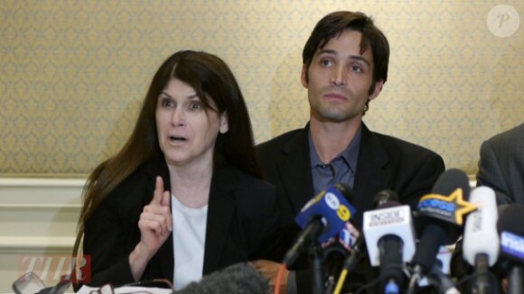 Michael Egan et sa mère émue en conférence de presse à Beverly Hills, le 21 avril 2014.