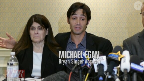 Michael Egan et sa mère Bonnie Mound en conférence de presse à Beverly Hills, le 21 avril 2014.