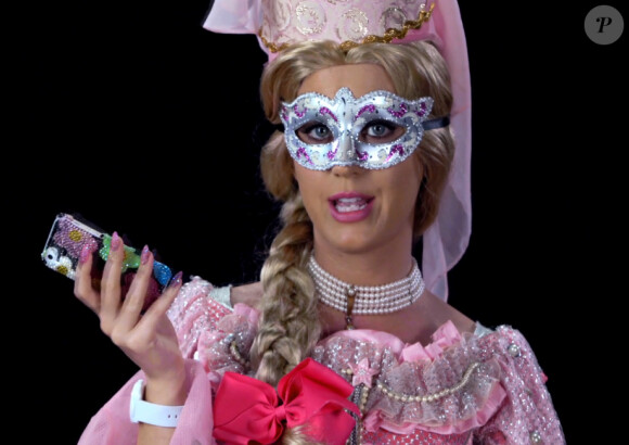 Katy Perry métamorphosée en princesse tête à claque dans le teaser de son clip Birthday, dévoilé le 22 avril 2014.