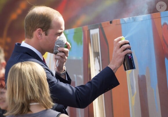 Le prince William s'essaye au graffiti dans le quartier Elizabeth à Adelaide, en Australie, le 23 avril 2014 avec le collectif Aerosol Angels.