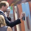 Le prince William s'essaye au graffiti dans le quartier Elizabeth à Adelaide, en Australie, le 23 avril 2014 avec le collectif Aerosol Angels.