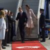 Le prince William et Kate Middleton, en Alexander McQueen, arrivant à Adelaide, en Australie, le 23 avril 2014, au 17e jour de leur tournée officielle en Océanie.