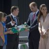 Le prince William et Kate Middleton ont reçu un skateboard en cadeau pour leur fils le prince George, le 23 avril 2014 à Adelaide, en Australie, en marge d'une démonstration de BMX.