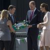Le prince William et Kate Middleton ont reçu un skateboard en cadeau pour leur fils le prince George, le 23 avril 2014 à Adelaide, en Australie, en marge d'une démonstration de BMX.