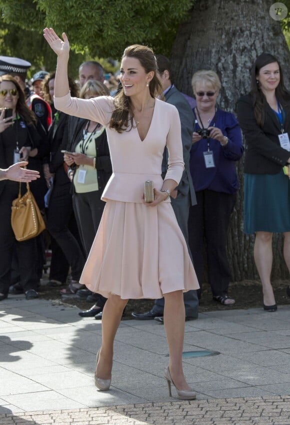 Kate Middleton portait un ensemble Alexander McQueen lors de sa visite avec le prince William à Adelaide, en Australie, le 23 avril 2014